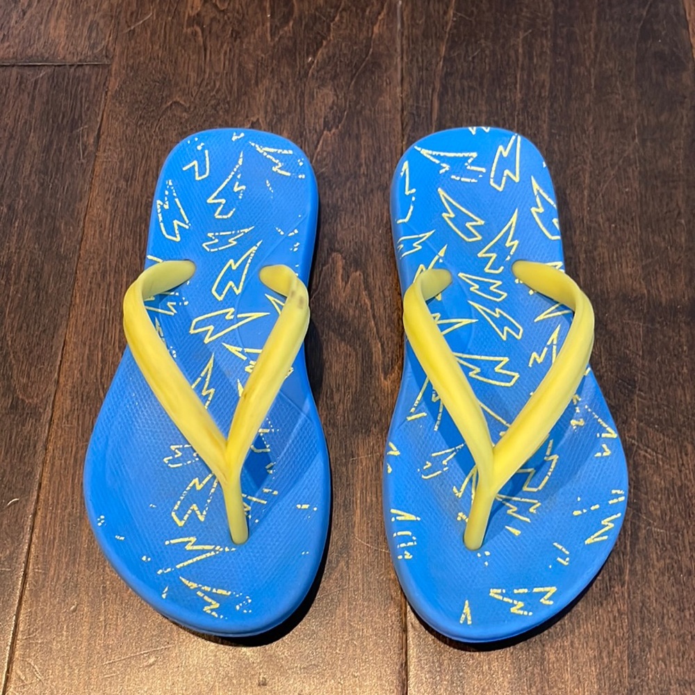 Boys 9/10 Flip Flops Blue Lightening